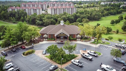 Cozy club condo~sleeps 8~close to all the Branson fun, downtown, outdoor pool