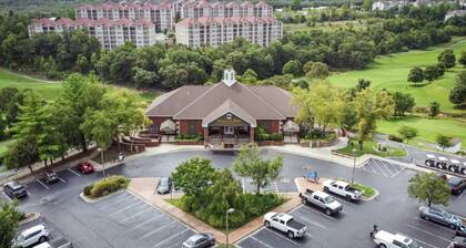Cozy club condo~sleeps 8~close to all the Branson fun, downtown, outdoor pool