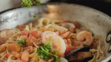 2 restoran, sarapan, makan tengah hari dihidangkan; masakan Perancis