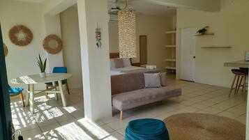 Minibar, free WiFi, bed sheets