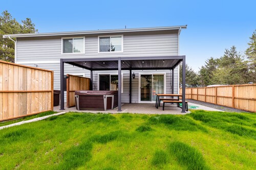 Modern townhome with enclosed yard, private hot tub, & WiFi - dogs welcome