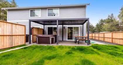 Modern townhome with enclosed yard, private hot tub, & WiFi - dogs welcome