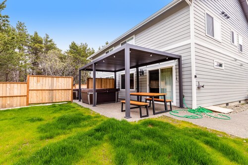 Modern townhome with enclosed yard, private hot tub, & WiFi - dogs welcome