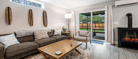 Una televisión, una chimenea