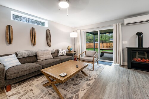 Modern townhome with enclosed yard, private hot tub, & WiFi - dogs welcome