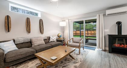 Modern townhome with enclosed yard, private hot tub, & WiFi - dogs welcome