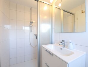 Shower, hair dryer, towels