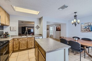 Fridge, microwave, oven, stovetop - NW SA, 1 Story, Fiesta Texas & Sea World 5 Min. (San Antonio)
