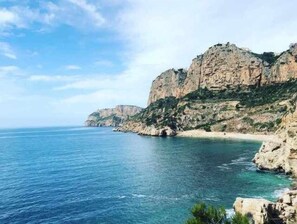 A coastal landscape with rocky cliffs and a clear blue sea. - 4D MAR2 Apartment, 2 bedrooms (Calpe/Calp)