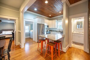 Micro-ondes, plaque de cuisson, lave-vaisselle, cafetiĂšre/bouilloire