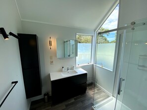 Casa familiar | Baño | Regadera y toallas 