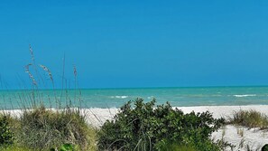 Ubicación cercana a la playa, tumbonas y toallas de playa