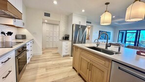 Frigorifero, microonde, piano cottura, lavastoviglie