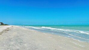 Nära stranden, solstolar och strandhanddukar
