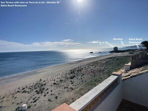 Une terrasse offrant une vue sur la tour de la Sal, Gibraltar et le restaurant Bahia Beach.
