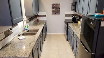 雪櫃、微波爐、焗爐、爐具