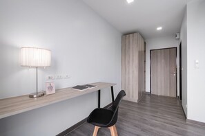 Estúdio superior, 1 cama Queen | Escrivaninha, espaço de trabalho para notebook, quartos à prova de som