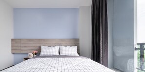 Estúdio superior, 1 cama Queen | Escrivaninha, espaço de trabalho para notebook, quartos à prova de som