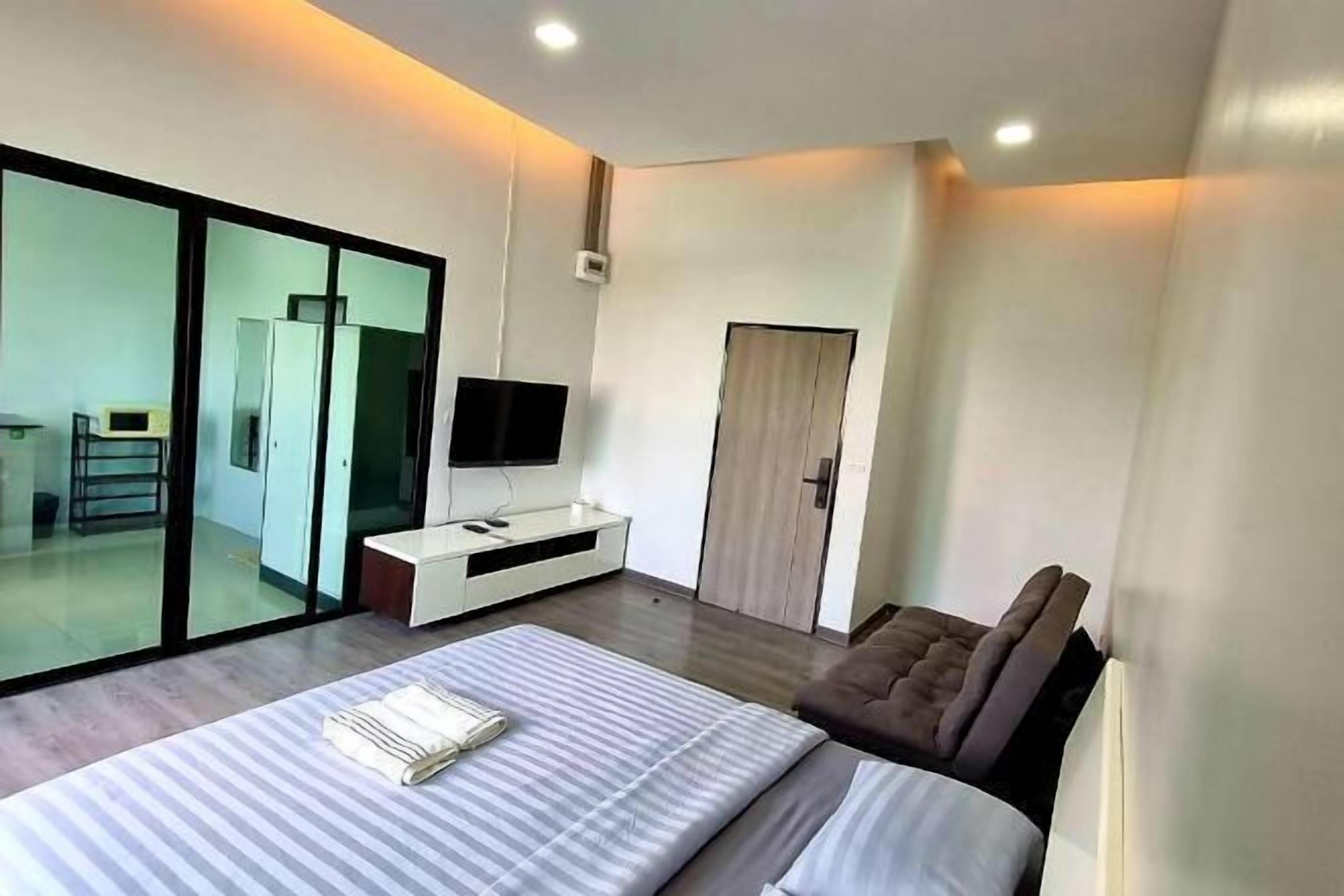 Desk, laptop workspace, soundproofing, free WiFi