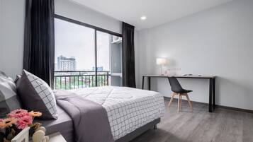 Estudio superior, 1 cama Queen size | Escritorio, espacio para trabajar con laptop y insonorización