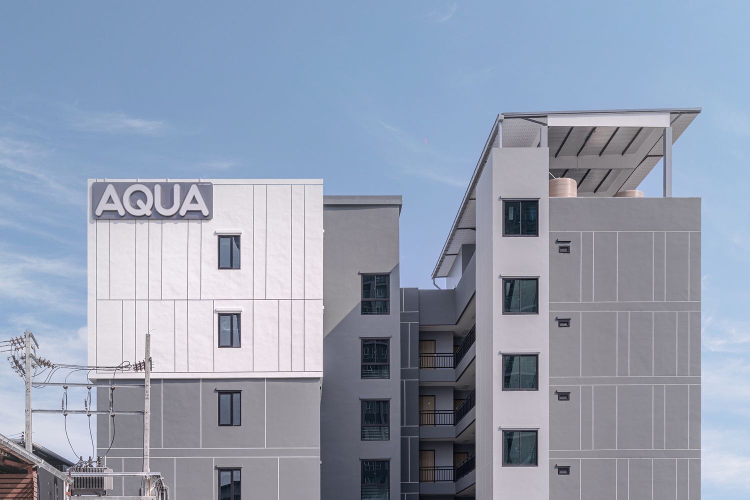 Un edificio moderno a più piani con il cartello 