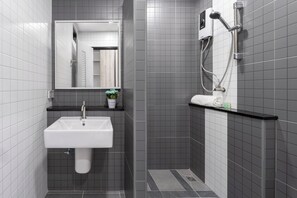 Superior Studio, 1 Queen Bed | Bathroom | Shower, rainfall showerhead, free toiletries, towels - Aqua Residences (Bangkok)