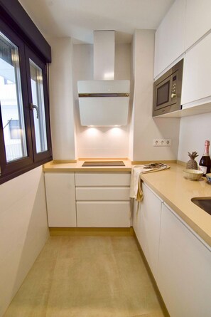 Køleskab, mikrobølgeovn, opvaskemaskine, kaffe-/temaskine