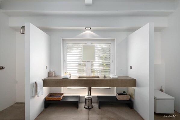 Bathtub, hair dryer, towels - Villa le Manoir de Lorient - Located in  Stunning Lorient Beach with Private Pool (Lorient)