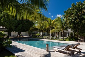 Pool - Villa le Manoir de Lorient - Located in  Stunning Lorient Beach with Private Pool (Lorient)