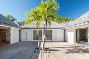 المنشأة من الخارج