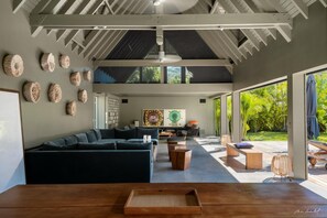 TV, books, stereo - Villa le Manoir de Lorient - Located in Wonderful Lorient Beach with Private Pool (Lorient)