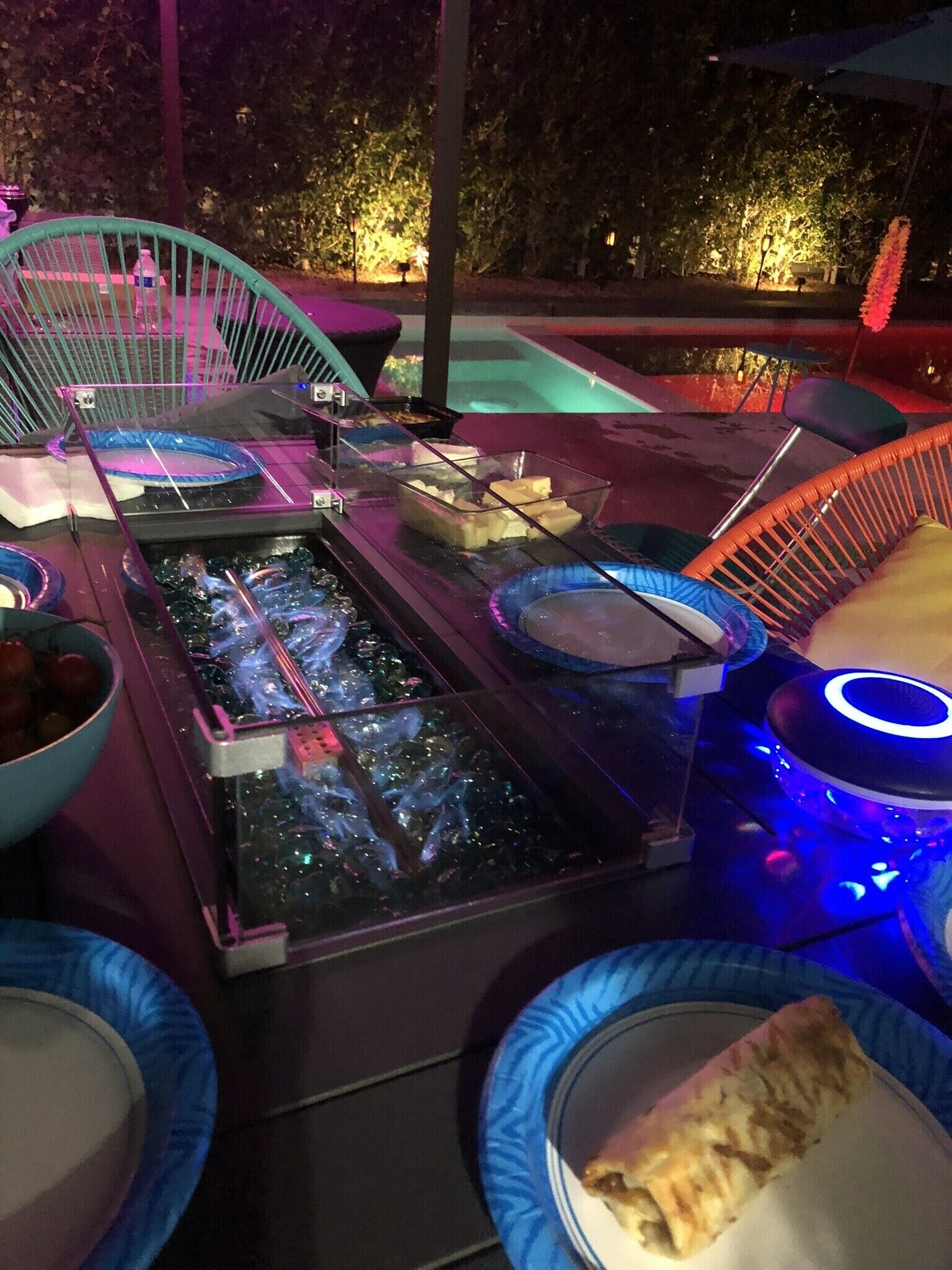 Un buffet proposant une variété de plats, avec une piscine en arrière-plan.