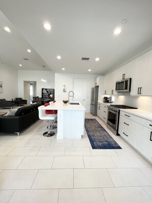 Frigorifero, microonde, forno, piano cottura