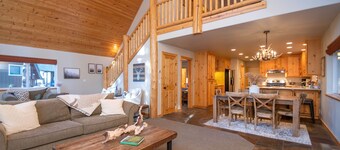 Upscale Mountain Chalet in Blue Lake Springs, Free Wifi/Cable, Gas Fireplace