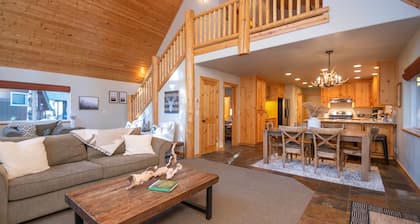 Upscale Mountain Chalet in Blue Lake Springs, Free Wifi/Cable, Gas Fireplace