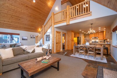 Upscale Mountain Chalet in Blue Lake Springs, Free Wifi/Cable, Gas Fireplace