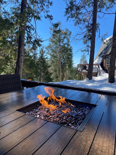 Upscale Mountain Chalet in Blue Lake Springs, Free Wifi/Cable, Gas Fireplace