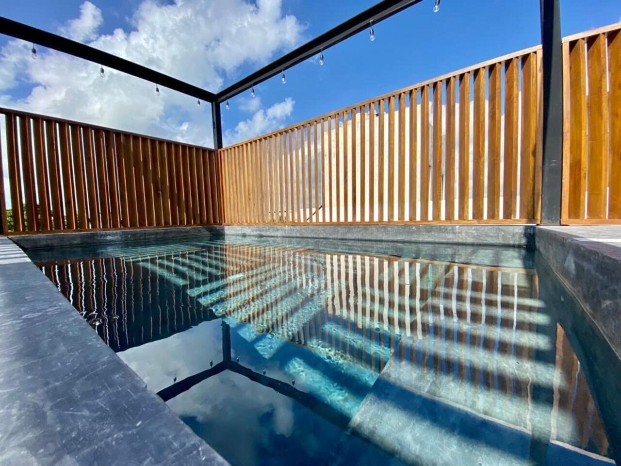 2 outdoor pools, pool loungers