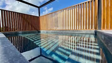 2 outdoor pools, pool loungers