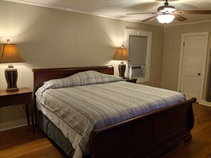 4 bedrooms, iron/ironing board, free WiFi, bed sheets - Charming Home with Sweeping Views of the MS River (Vicksburg)