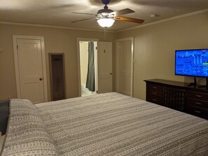 4 bedrooms, iron/ironing board, free WiFi, bed sheets