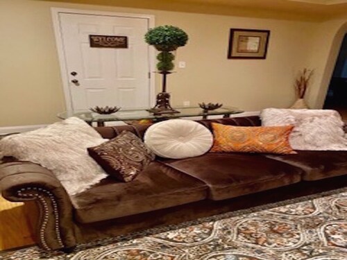 Luxury lower level w/outside patio near downtown Alpharetta