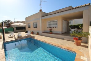 Pool - CASA  NORDINE I, Ideal house for your holidays near the sea, free wifi, air conditioning optional, private pool, pets allowed, dog’s beach (Deltebre)