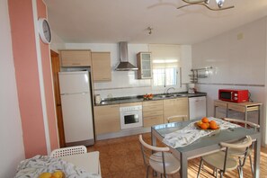 Fridge, microwave, oven, dishwasher - CASA  NORDINE I, Ideal house for your holidays near the sea, free wifi, air conditioning optional, private pool, pets allowed, dog’s beach (Deltebre)