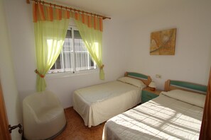 3 bedrooms, iron/ironing board - CASA  NORDINE I, Ideal house for your holidays near the sea, free wifi, air conditioning optional, private pool, pets allowed, dog’s beach (Deltebre)