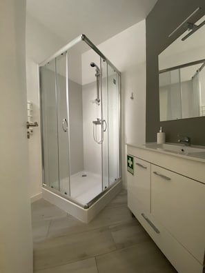 Shower, hair dryer, towels - Remarkable 2-Bed House in Ponta Delgada (Ponta Delgada)