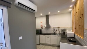 Coffee/tea maker, fridge, microwave, oven - Remarkable 2-Bed House in Ponta Delgada (Ponta Delgada)