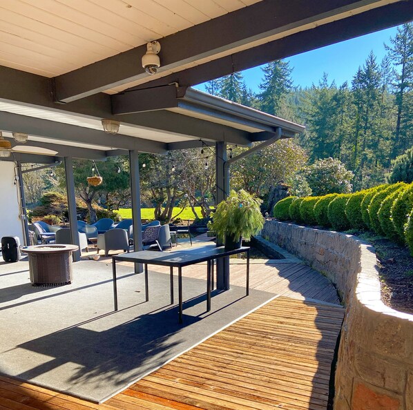 Outdoor dining - Mid Century private 7 acre property. 20 min from central PDX  (Portland)
