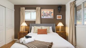 4 chambres, bureau, fer et planche à repasser, lit de bébé portatif