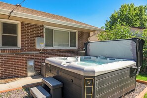 Outdoor spa tub - Family Retreat! Quiet - ☀By Denver & Mountains☀, New Hot Tub! Sleeps 12! (Wheat Ridge)